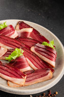 Ördek göğsü dilimleri, tütsülenmiş et, kümes hayvanları, yemekler, lezzetli çerezler, lezzetli gurme yemek arka planı, masa kırsal yiyeceklerin üst görünümü, fotokopi alanı.