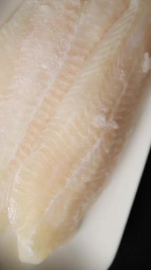 Donmuş balık fileto beyaz balık pangasius deniz ürünleri lezzetli gurme lezzetli pezetaryan diyet arka planı masadaki kırsal yiyecekler üst görünüm uzay keto ve paleo diyet