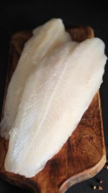 Donmuş balık fileto beyaz balık pangasius deniz ürünleri lezzetli gurme lezzetli pezetaryan diyet arka planı masadaki kırsal yiyecekler üst görünüm uzay keto ve paleo diyet