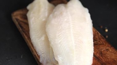 Donmuş balık fileto beyaz balık pangasius deniz ürünleri lezzetli gurme lezzetli pezetaryan diyet arka planı masadaki kırsal yiyecekler üst görünüm uzay keto ve paleo diyet