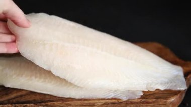 Donmuş balık fileto beyaz balık pangasius deniz ürünleri lezzetli gurme lezzetli pezetaryan diyet arka planı masadaki kırsal yiyecekler üst görünüm uzay keto ve paleo diyet