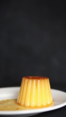 Flan tatlısı karamel pudingi tatlı tatlı krema lezzetli aperatif taze gurme yemek arkaplanı masa kırsal yemek üst görünüm fotokopi alanı