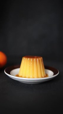Flan tatlısı karamel pudingi tatlı tatlı krema lezzetli aperatif taze gurme yemek arkaplanı masa kırsal yemek üst görünüm fotokopi alanı