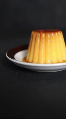 Flan tatlısı karamel pudingi tatlı tatlı krema lezzetli aperatif taze gurme yemek arkaplanı masa kırsal yemek üst görünüm fotokopi alanı
