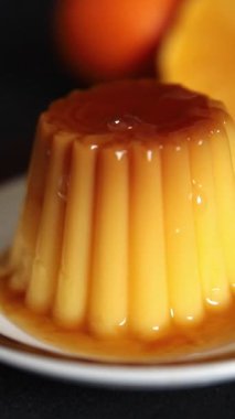 Flan tatlısı karamel pudingi tatlı tatlı krema lezzetli aperatif taze gurme yemek arkaplanı masa kırsal yemek üst görünüm fotokopi alanı
