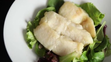 Beyaz balık filetosu kızarmış pangasius yayın balığı ana yemek lezzetli aperatif taze gurme yemek masanın üzerinde rustik üst görünüm fotokopi alanı diyeti