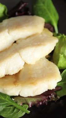 Beyaz balık filetosu kızarmış pangasius yayın balığı ana yemek lezzetli aperatif taze gurme yemek masanın üzerinde rustik üst görünüm fotokopi alanı diyeti