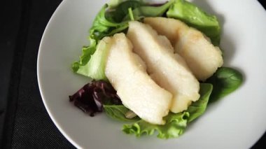 Beyaz balık filetosu kızarmış pangasius yayın balığı ana yemek lezzetli aperatif taze gurme yemek masanın üzerinde rustik üst görünüm fotokopi alanı diyeti