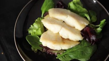 Beyaz balık filetosu kızarmış pangasius yayın balığı ana yemek lezzetli aperatif taze gurme yemek masanın üzerinde rustik üst görünüm fotokopi alanı diyeti