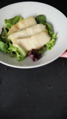 Beyaz balık filetosu kızarmış pangasius yayın balığı ana yemek lezzetli aperatif taze gurme yemek masanın üzerinde rustik üst görünüm fotokopi alanı diyeti