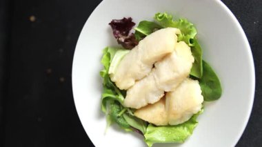 Beyaz balık filetosu kızarmış pangasius yayın balığı ana yemek lezzetli aperatif taze gurme yemek masanın üzerinde rustik üst görünüm fotokopi alanı diyeti