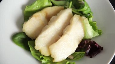 Beyaz balık filetosu kızarmış pangasius yayın balığı ana yemek lezzetli aperatif taze gurme yemek masanın üzerinde rustik üst görünüm fotokopi alanı diyeti