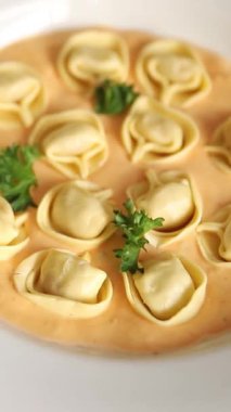 Kase içinde Ravioli makarna sosu ana yemek hazır aperatif lezzetli leziz gurme yemek arkaplanı masa rustik yemek üst görünümü fotokopi alanı