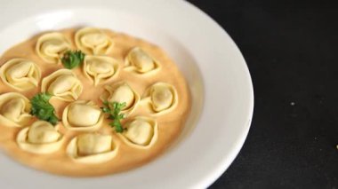 Kase içinde Ravioli makarna sosu ana yemek hazır aperatif lezzetli leziz gurme yemek arkaplanı masa rustik yemek üst görünümü fotokopi alanı