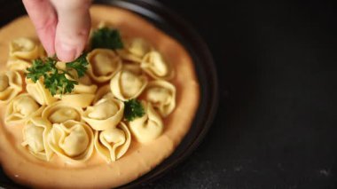 Kase içinde Ravioli makarna sosu ana yemek hazır aperatif lezzetli leziz gurme yemek arkaplanı masa rustik yemek üst görünümü fotokopi alanı