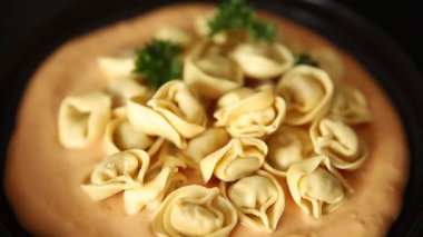 Kase içinde Ravioli makarna sosu ana yemek hazır aperatif lezzetli leziz gurme yemek arkaplanı masa rustik yemek üst görünümü fotokopi alanı