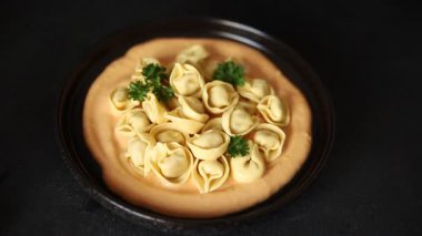 Kase içinde Ravioli makarna sosu ana yemek hazır aperatif lezzetli leziz gurme yemek arkaplanı masa rustik yemek üst görünümü fotokopi alanı