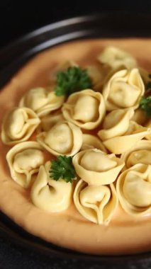 Kase içinde Ravioli makarna sosu ana yemek hazır aperatif lezzetli leziz gurme yemek arkaplanı masa rustik yemek üst görünümü fotokopi alanı