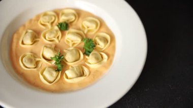 Kase içinde Ravioli makarna sosu ana yemek hazır aperatif lezzetli leziz gurme yemek arkaplanı masa rustik yemek üst görünümü fotokopi alanı