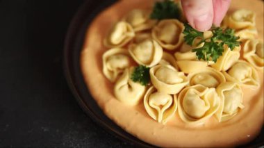 Kase içinde Ravioli makarna sosu ana yemek hazır aperatif lezzetli leziz gurme yemek arkaplanı masa rustik yemek üst görünümü fotokopi alanı