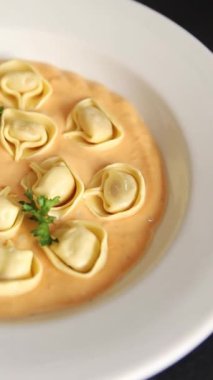 Kase içinde Ravioli makarna sosu ana yemek hazır aperatif lezzetli leziz gurme yemek arkaplanı masa rustik yemek üst görünümü fotokopi alanı