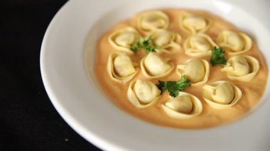 Kase içinde Ravioli makarna sosu ana yemek hazır aperatif lezzetli leziz gurme yemek arkaplanı masa rustik yemek üst görünümü fotokopi alanı