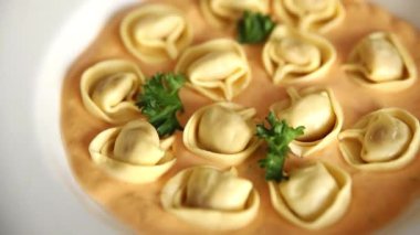 Kase içinde Ravioli makarna sosu ana yemek hazır aperatif lezzetli leziz gurme yemek arkaplanı masa rustik yemek üst görünümü fotokopi alanı