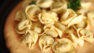 Kase içinde Ravioli makarna sosu ana yemek hazır aperatif lezzetli leziz gurme yemek arkaplanı masa rustik yemek üst görünümü fotokopi alanı