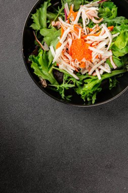 Yengeç eti salatası, kırmızı havyar, yeşil salata sağlıklı yemek karışımı ana yemek ana yemek aperatifi taze lezzetli masa arkaplanı sofra kırsal yemek üst görünüm fotokopi alanı pezeteryan diyeti
