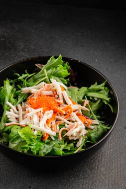 Yengeç eti salatası, kırmızı havyar, yeşil salata sağlıklı yemek karışımı ana yemek ana yemek aperatifi taze lezzetli masa arkaplanı sofra kırsal yemek üst görünüm fotokopi alanı pezeteryan diyeti