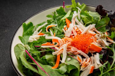 Yengeç eti salatası, kırmızı havyar, yeşil salata sağlıklı yemek karışımı ana yemek ana yemek aperatifi taze lezzetli masa arkaplanı sofra kırsal yemek üst görünüm fotokopi alanı pezeteryan diyeti