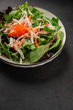 Yengeç eti salatası, kırmızı havyar, yeşil salata sağlıklı yemek karışımı ana yemek ana yemek aperatifi taze lezzetli masa arkaplanı sofra kırsal yemek üst görünüm fotokopi alanı pezeteryan diyeti