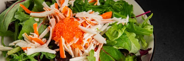 Yengeç eti salatası, kırmızı havyar, yeşil salata sağlıklı yemek karışımı ana yemek ana yemek aperatifi taze lezzetli masa arkaplanı sofra kırsal yemek üst görünüm fotokopi alanı pezeteryan diyeti