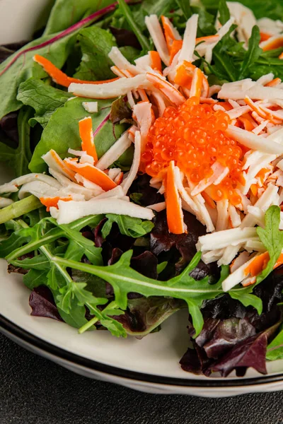 Yengeç eti salatası, kırmızı havyar, yeşil salata sağlıklı yemek karışımı ana yemek ana yemek aperatifi taze lezzetli masa arkaplanı sofra kırsal yemek üst görünüm fotokopi alanı pezeteryan diyeti