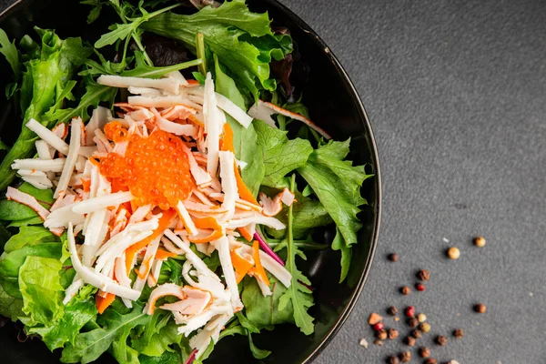 Yengeç eti salatası, kırmızı havyar, yeşil salata sağlıklı yemek karışımı ana yemek ana yemek aperatifi taze lezzetli masa arkaplanı sofra kırsal yemek üst görünüm fotokopi alanı pezeteryan diyeti