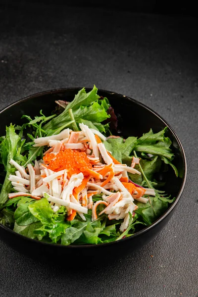 Yengeç eti salatası, kırmızı havyar, yeşil salata sağlıklı yemek karışımı ana yemek ana yemek aperatifi taze lezzetli masa arkaplanı sofra kırsal yemek üst görünüm fotokopi alanı pezeteryan diyeti