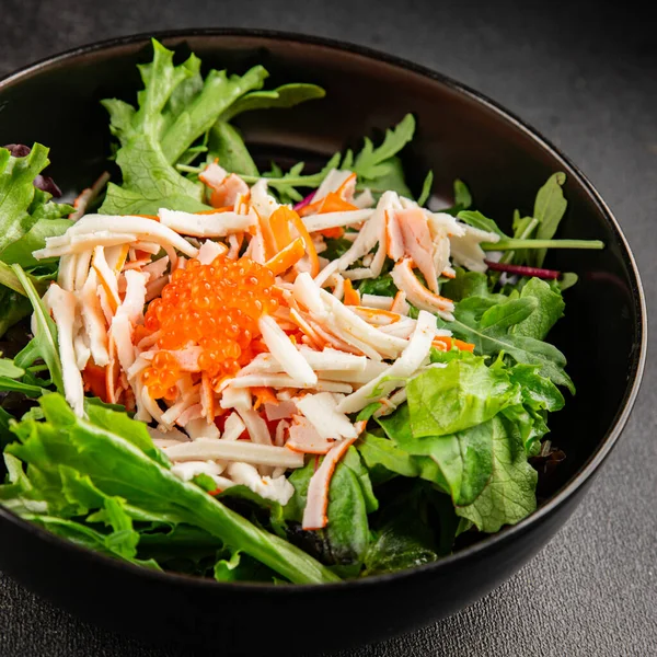 Yengeç eti salatası, kırmızı havyar, yeşil salata sağlıklı yemek karışımı ana yemek ana yemek aperatifi taze lezzetli masa arkaplanı sofra kırsal yemek üst görünüm fotokopi alanı pezeteryan diyeti