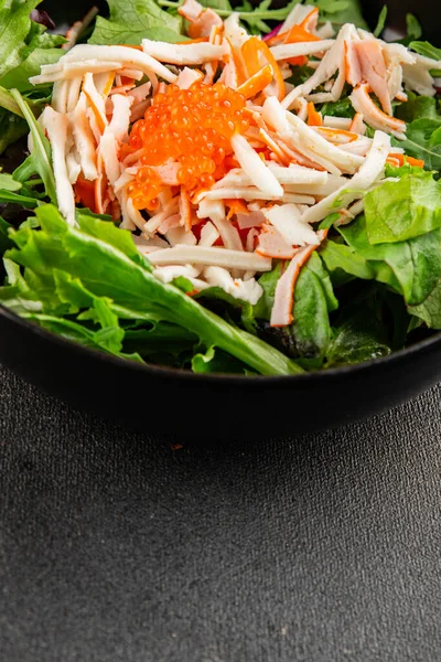 Yengeç eti salatası, kırmızı havyar, yeşil salata sağlıklı yemek karışımı ana yemek ana yemek aperatifi taze lezzetli masa arkaplanı sofra kırsal yemek üst görünüm fotokopi alanı pezeteryan diyeti