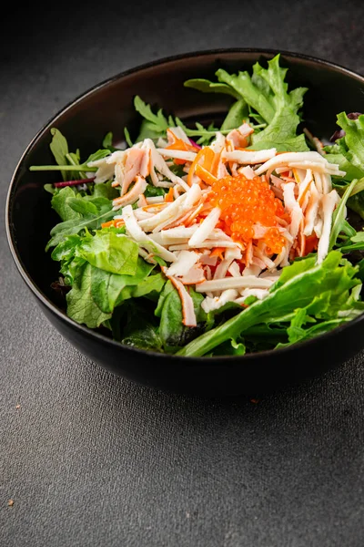 Yengeç eti salatası, kırmızı havyar, yeşil salata sağlıklı yemek karışımı ana yemek ana yemek aperatifi taze lezzetli masa arkaplanı sofra kırsal yemek üst görünüm fotokopi alanı pezeteryan diyeti