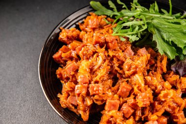 Jambon küp domates soslu haşlanmış lahana, haşlanmış lahana, sebze, sağlıklı yemek ana yemek, aperatif, taze lezzetli masa, gurme yemek arka planı, rustik gıda üst görünüm, fotokopi alanı.