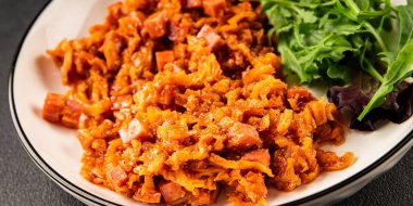 Jambon küp domates soslu haşlanmış lahana, haşlanmış lahana, sebze, sağlıklı yemek ana yemek, aperatif, taze lezzetli masa, gurme yemek arka planı, rustik gıda üst görünüm, fotokopi alanı.