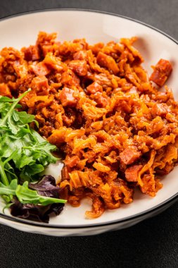 Jambon küp domates soslu haşlanmış lahana, haşlanmış lahana, sebze, sağlıklı yemek ana yemek, aperatif, taze lezzetli masa, gurme yemek arka planı, rustik gıda üst görünüm, fotokopi alanı.