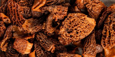 Morels mantarları doğal mantarları sağlıklı yiyecekleri aperatifleri taze lezzetli gurme yemek arka planlarını masadaki rustik yiyecekleri fotokopi alanı keto ve paleo diyeti vejetaryen ve vejetaryen yemekleri.