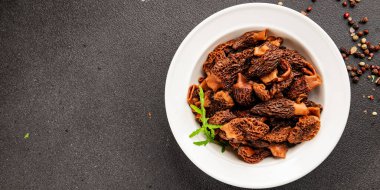 Morels mantarları doğal mantarları sağlıklı yiyecekleri aperatifleri taze lezzetli gurme yemek arka planlarını masadaki rustik yiyecekleri fotokopi alanı keto ve paleo diyeti vejetaryen ve vejetaryen yemekleri.