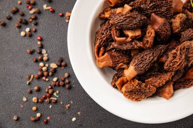 Morels mantarları doğal mantarları sağlıklı yiyecekleri aperatifleri taze lezzetli gurme yemek arka planlarını masadaki rustik yiyecekleri fotokopi alanı keto ve paleo diyeti vejetaryen ve vejetaryen yemekleri.