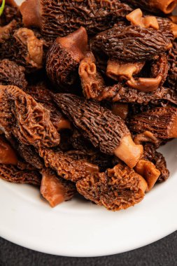 Morels mantarları doğal mantarları sağlıklı yiyecekleri aperatifleri taze lezzetli gurme yemek arka planlarını masadaki rustik yiyecekleri fotokopi alanı keto ve paleo diyeti vejetaryen ve vejetaryen yemekleri.