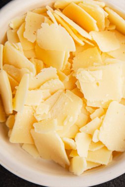 Parmesan peyniri dogal dogal saglikli yiyecek aperatifi taze leziz masa arkaplani, sofrada gurme yemek arka plani, rustik yiyecekler, fotokopi masasi.