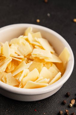 Parmesan peyniri dogal dogal saglikli yiyecek aperatifi taze leziz masa arkaplani, sofrada gurme yemek arka plani, rustik yiyecekler, fotokopi masasi.