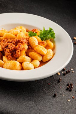 Gnocchi sosu ton balığı ana yemek ana yemek aperatifler taze lezzetli masa sofraya gurme yemek arka planı kırsal yemek üst görünüm fotokopi alanı