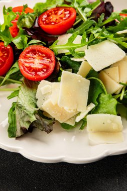 Parmesan peynirli sebze salatası domates, roka, yeşil yaprak marul sağlıklı yemek ana yemek aperatifi taze lezzetli gurme yemek arkaplanı masa rustik yemek üst görünüm uzay keto ve paleo diyet vejetaryen gıda
